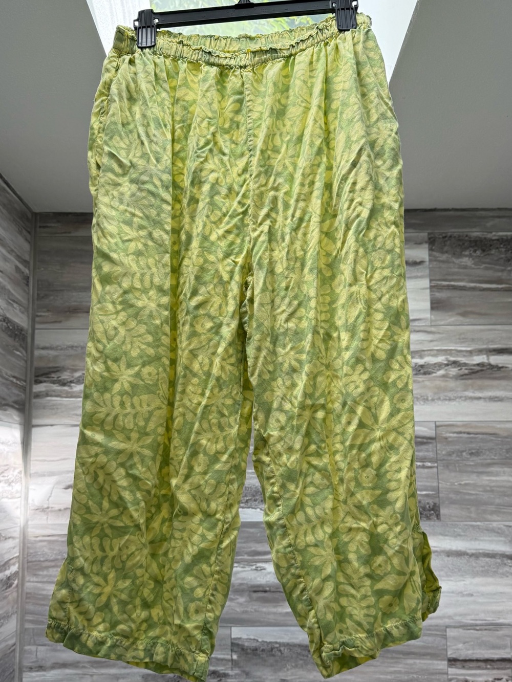 Ws XL Hawaiian Capri Pants, Elastic Waist, Green & Yellow Leaf-Print